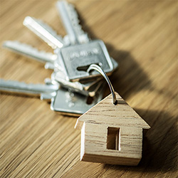 llaves con llavero con forma de casa