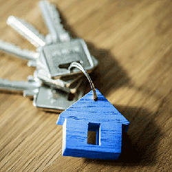 llaves con llavero azul con forma de casa